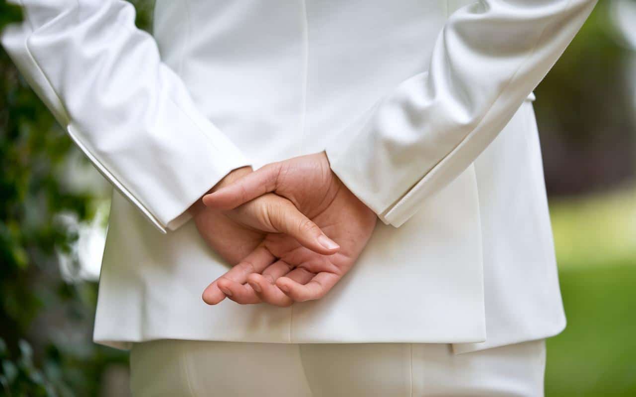 Scopri cosa rivela il gesto di camminare con le mani dietro la schiena: un viaggio psicologico sorprendente